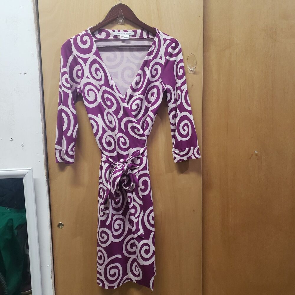 DIANE VON FURSTENBERG
Julian Two Silk Jersey Wrap Dress Spiral
PURPLE/WHITE
SZ6